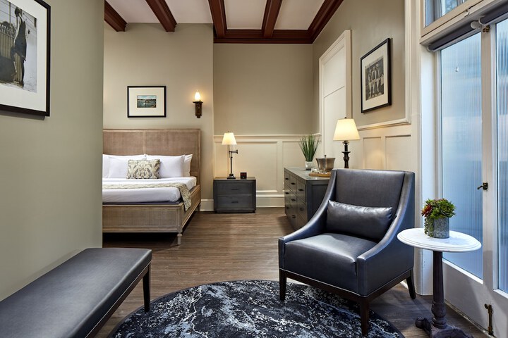Room 43 of 60