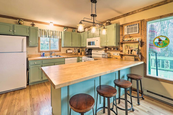 Pool & Lake Access: Idyllic Cottage in Newland