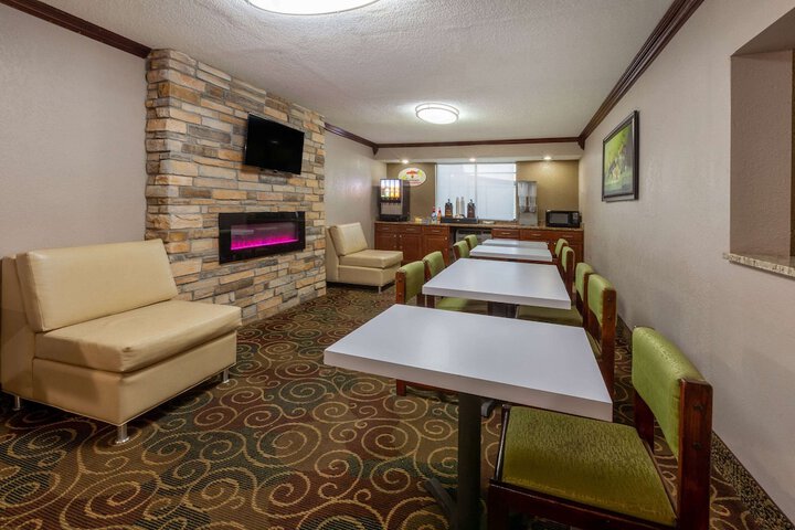 Super 8 by Wyndham Roseville / Detroit Area