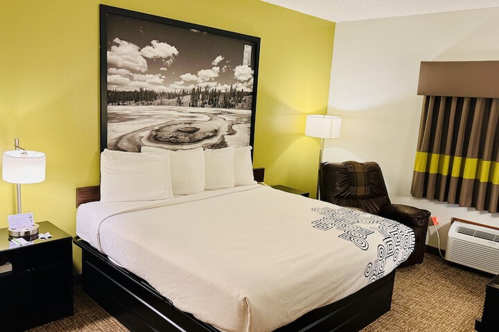 Room 27 of 38