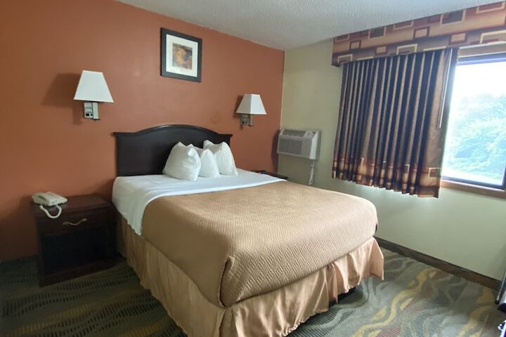 Travelodge by Wyndham La Porte / Michigan City Area