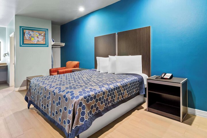 Econo Lodge Inn & Suites Channelview - Houston East