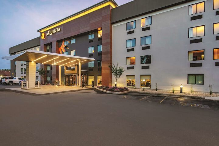 La Quinta Inn & Suites by Wyndham Hartford - Bradley Airport