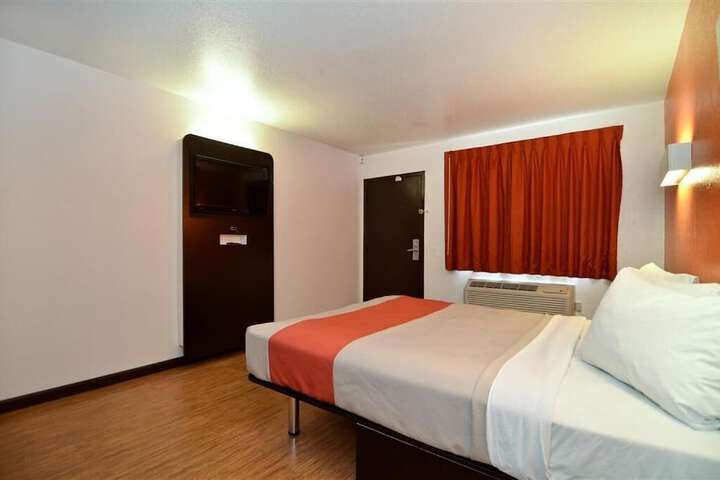 Room 13 of 33