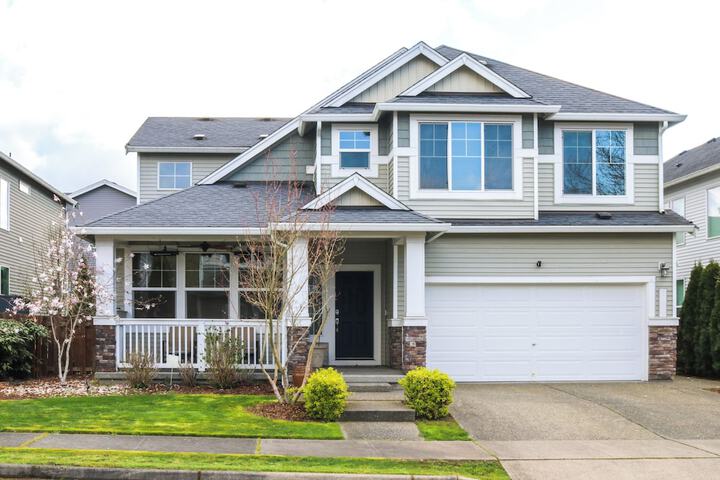 Spacious Kent Home Near Seatac Airport w / Patio