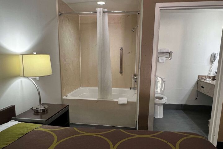 Super 8 by Wyndham Slidell