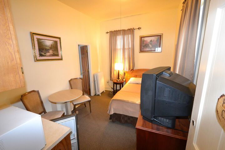 Room 19 of 38