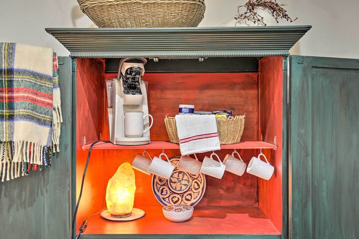 Cozy & Quiet Studio w / Porch Near Scenic Railway!