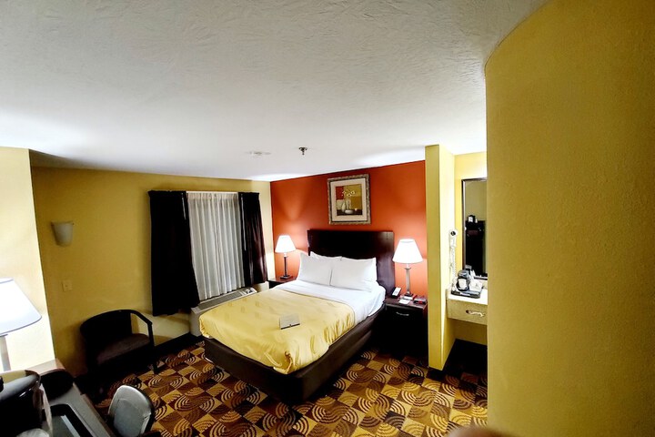 Room 11 of 28