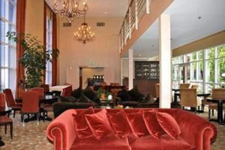 Lounge 33 of 38