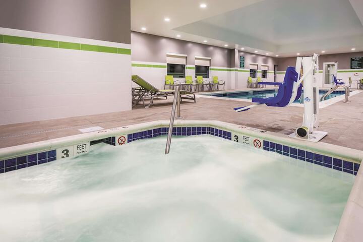 La Quinta Inn & Suites by Wyndham Clifton Park / Saratoga Area