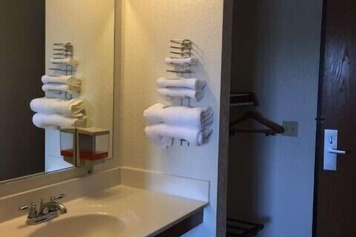 Clarion Hometown Inn