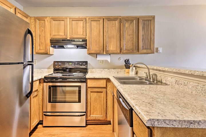 Lakefront Dillon Condo w / Pool Access: Near Skiing