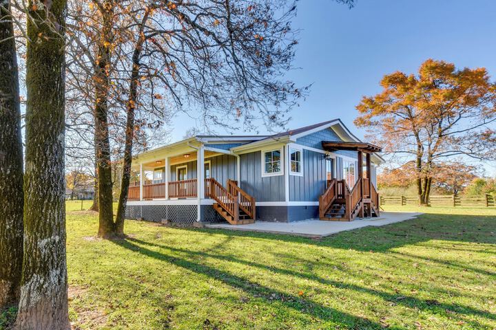 Modern Clarkesville Cottage w / Decks & Patio!