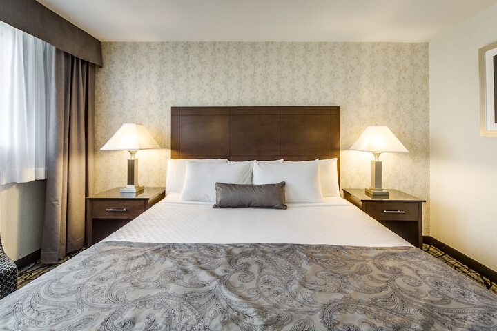 Monte Carlo Inn Oakville Suites