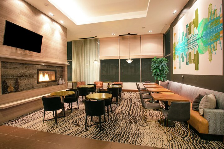 Lounge 45 of 53