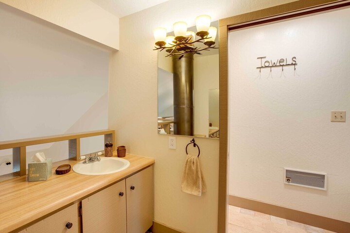 Mountain Condo w / Fireplace in Kirkwood Ski Resort
