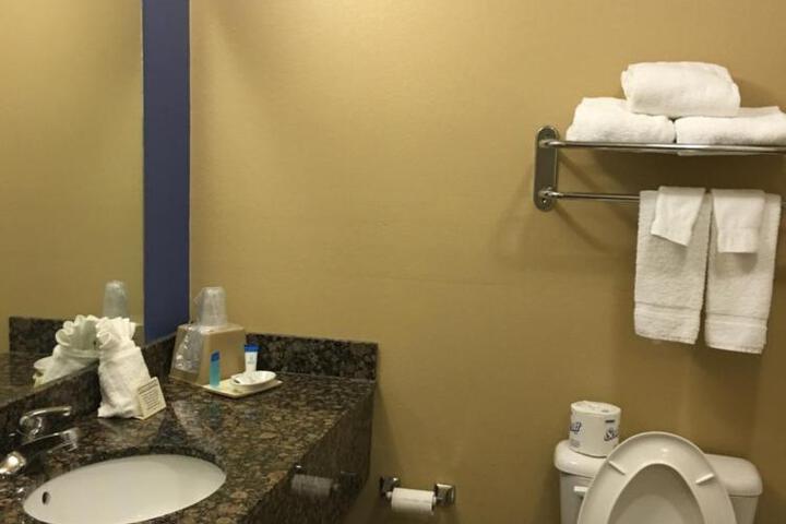 Econo Lodge Inn & Suites