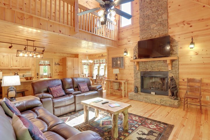 Private Ellijay Cabin w / Hot Tub & Amenities!