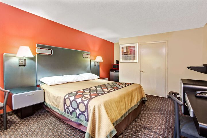 Super 8 by Wyndham Kissimmee / Maingate/Orlando Area