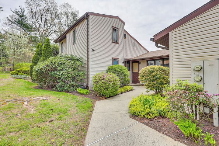 Quaint Bristol Townhome 14 Mi to West Hartford!