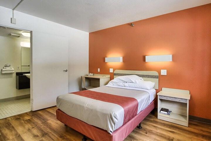 Room 10 of 14