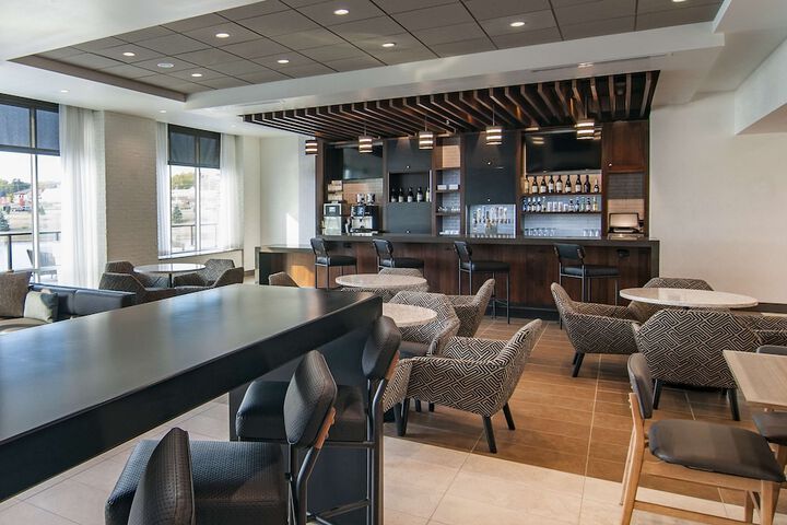 Lounge 18 of 22