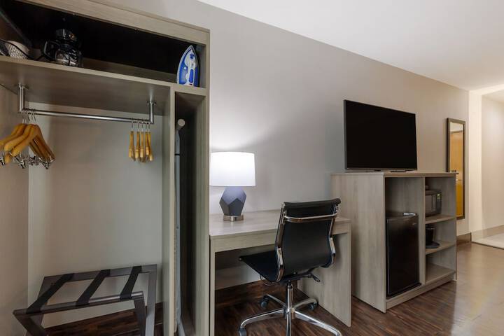 Room 32 of 46