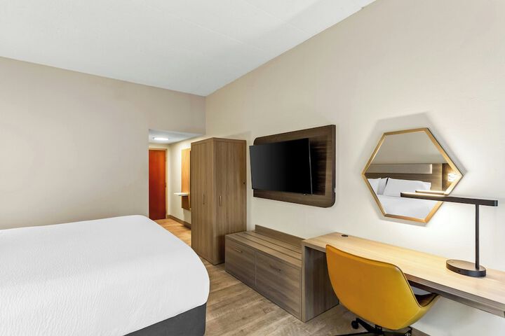 Holiday Inn Express Suites Charleston by IHG