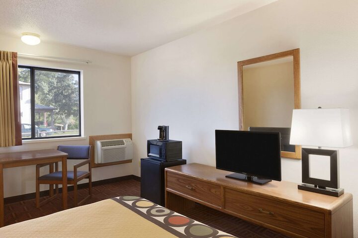 Super 8 by Wyndham Wall