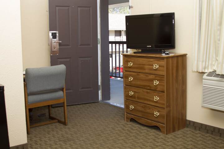 Room 17 of 28