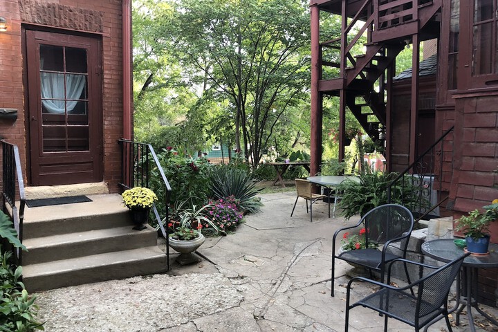 Vineyard Mansion & Carriage House Bed & Breakfast