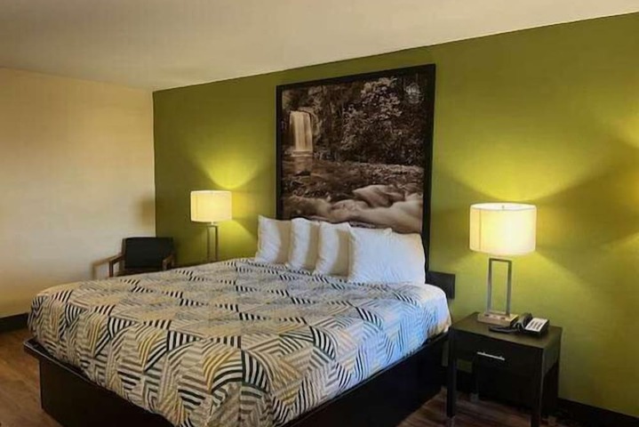 Room 13 of 33