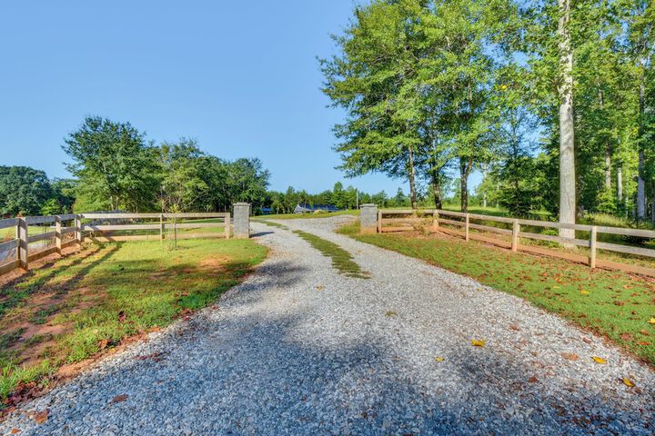 Cozy Clarkesville Getaway w / Fire Pit!