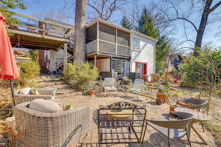 Unwind Fireside & Walk to Dtwn! Tyron Retreat