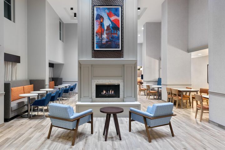 Hampton Inn & Suites Charlottesville-At the University