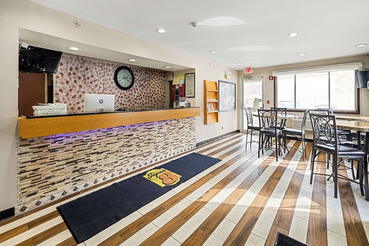 Super 8 by Wyndham Pittsburgh / Monroeville
