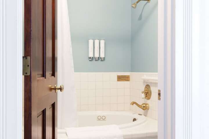 Room 32 of 74