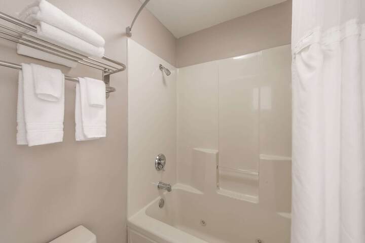 Super 8 by Wyndham Alexander City