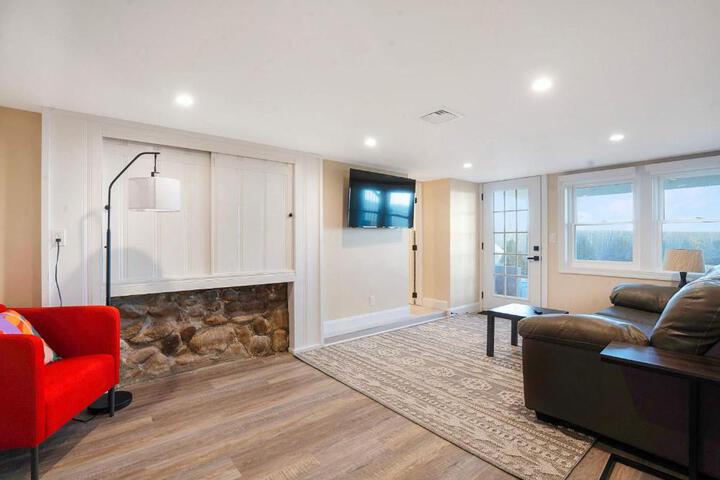 Coastal Retreat: Waterfront Deck, Awesome Views
