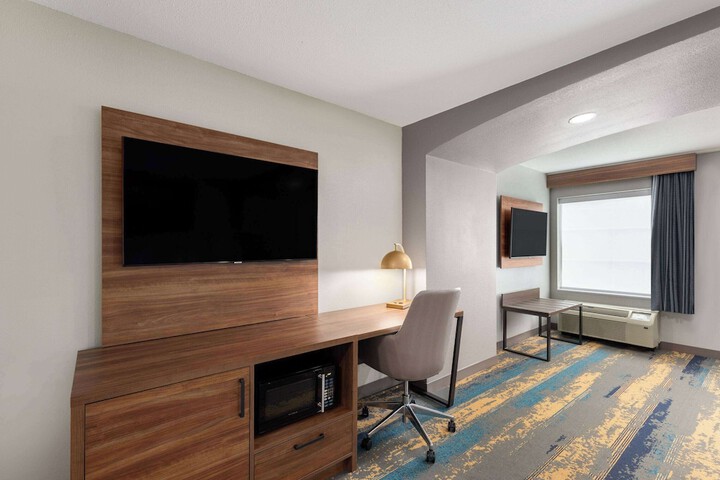 Room 11 of 32