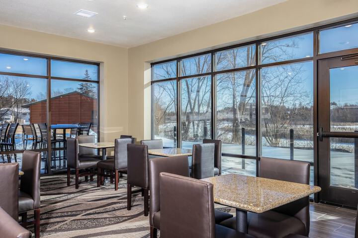 Cobblestone Hotel & Suites - Waukesha / West Milwaukee
