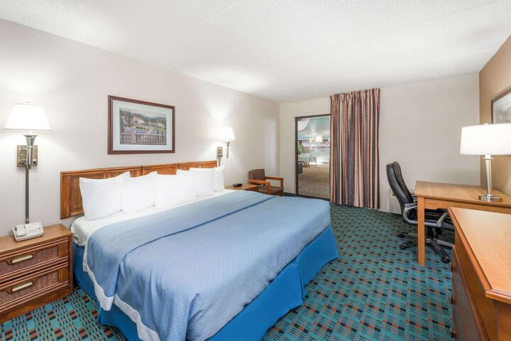 Room 7 of 18
