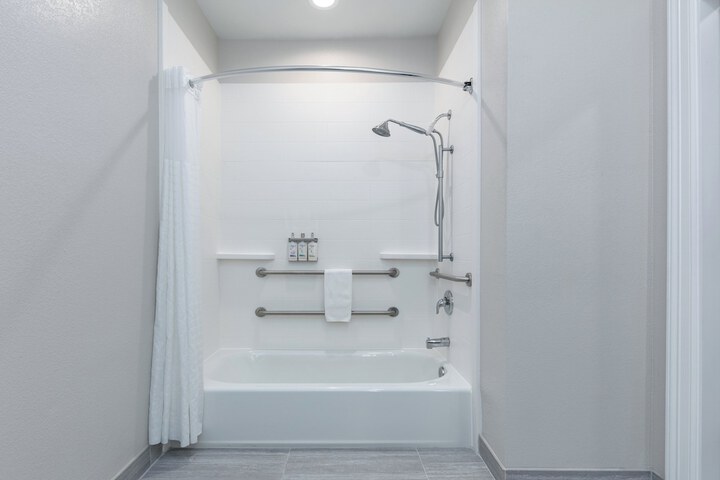 Holiday Inn Express Hotel & Suites Winnie by IHG