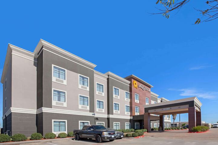 La Quinta Inn & Suites by Wyndham Houston Pasadena North