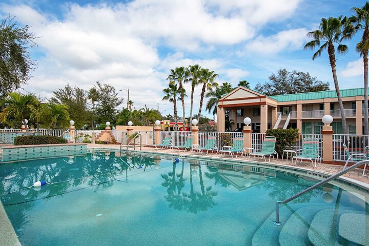 Econo Lodge Inn & Suites Clearwater Central