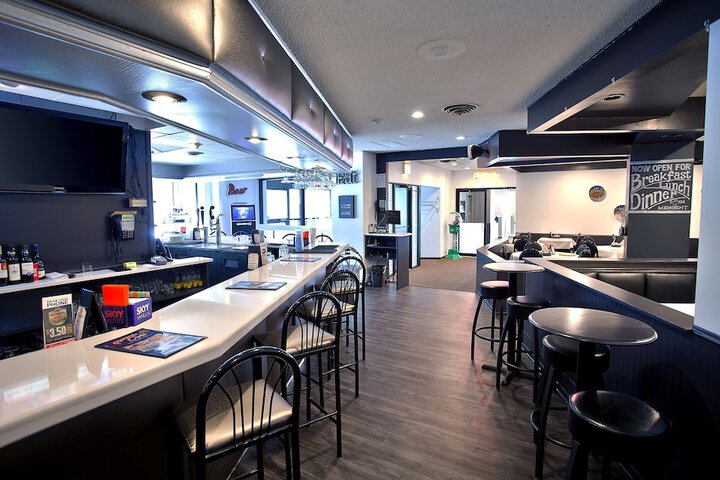 Lounge 21 of 24