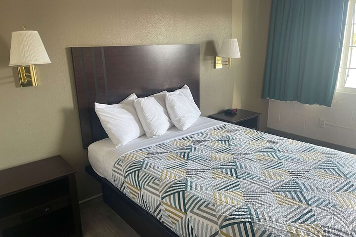 Room 7 of 18
