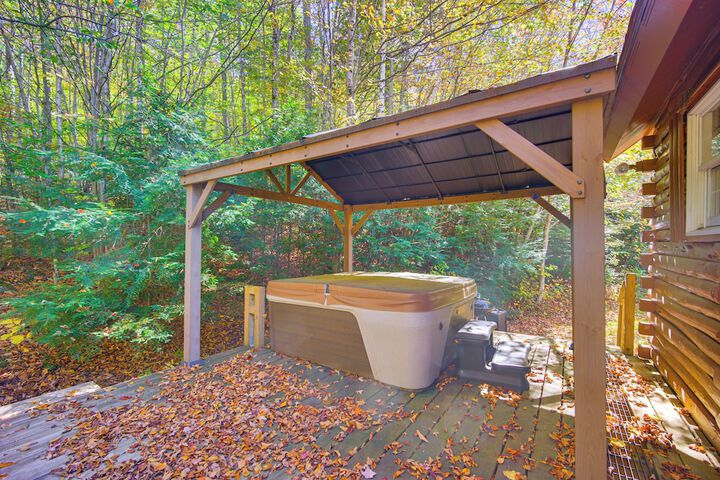 Andover Cabin Retreat w / Hot Tub & Fireplace!