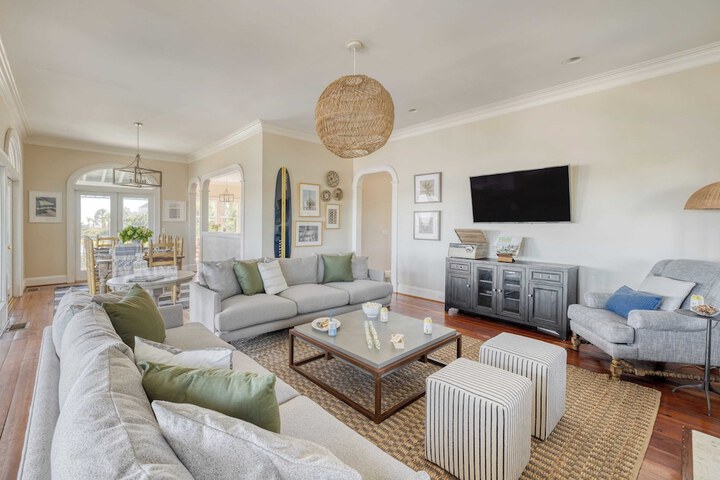 Haven by Avantstay Luxury Beachfront Home w / Pool & Gorgeous Patios